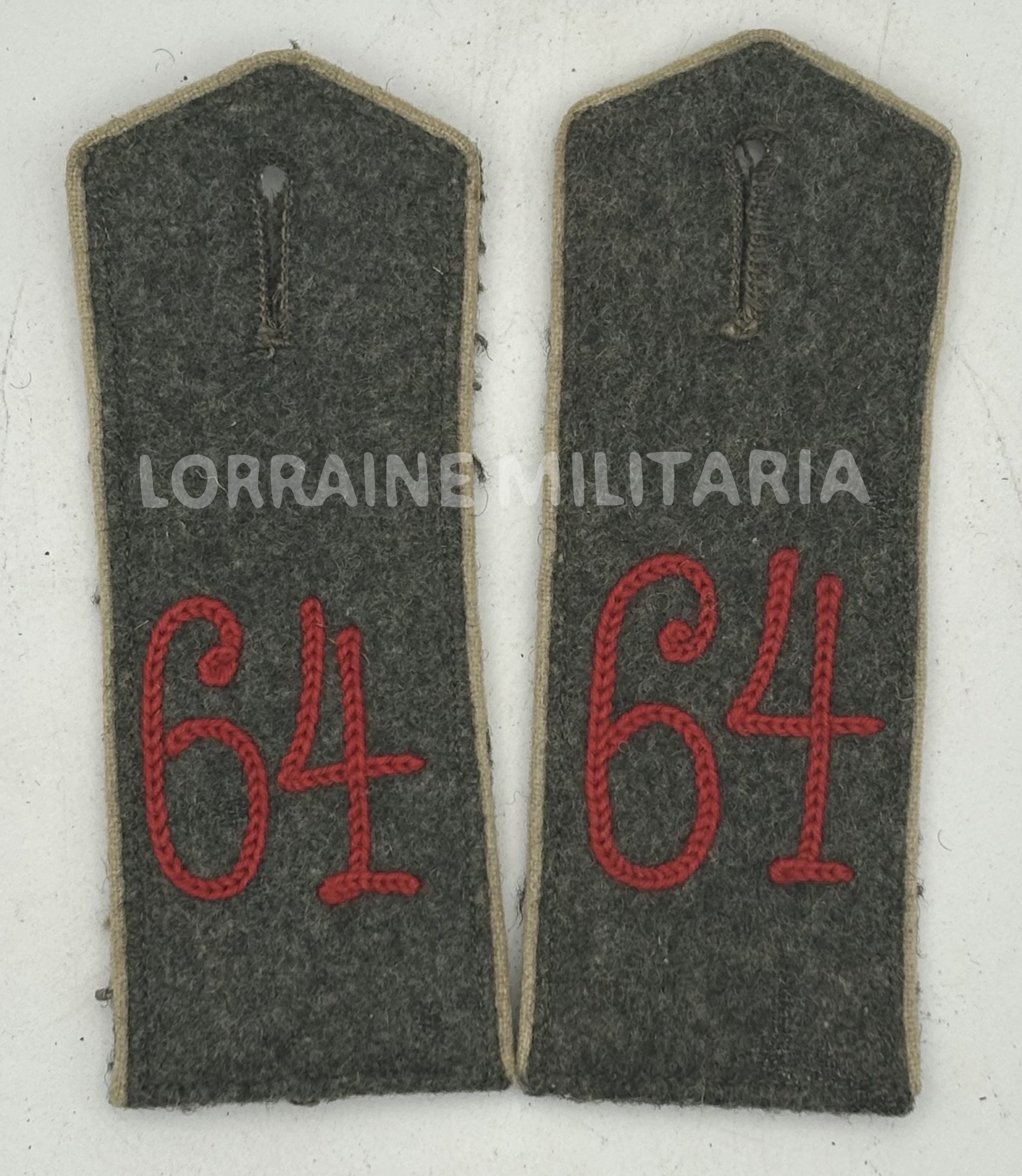 militaria : PAIRE PATTES D'EPAULES MODELE 1915 BLUSE DU 64 ème REGIMENT D'INFANTERIE