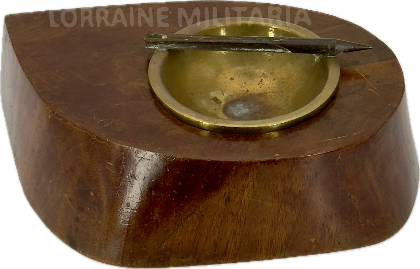 militaria : CENDRIER SOUVENIR D'AVIATION AVEC MORCEAU D'HELICE ET FLECHETTE BON
